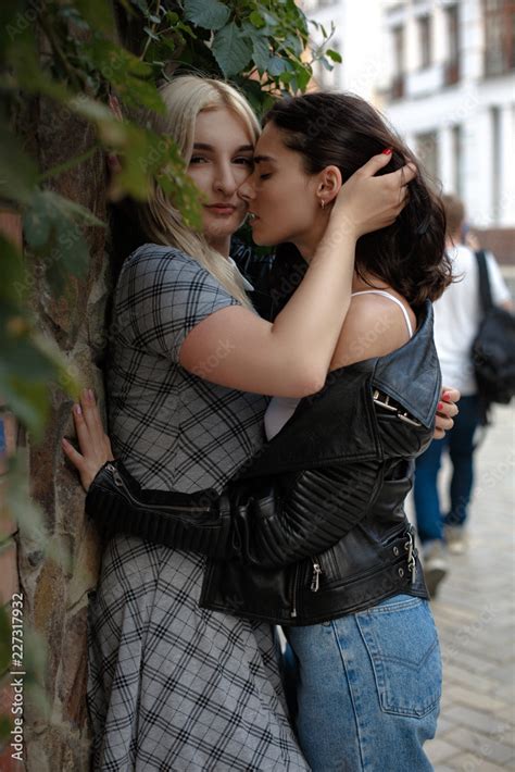 lesbians kissing porn|Kissing